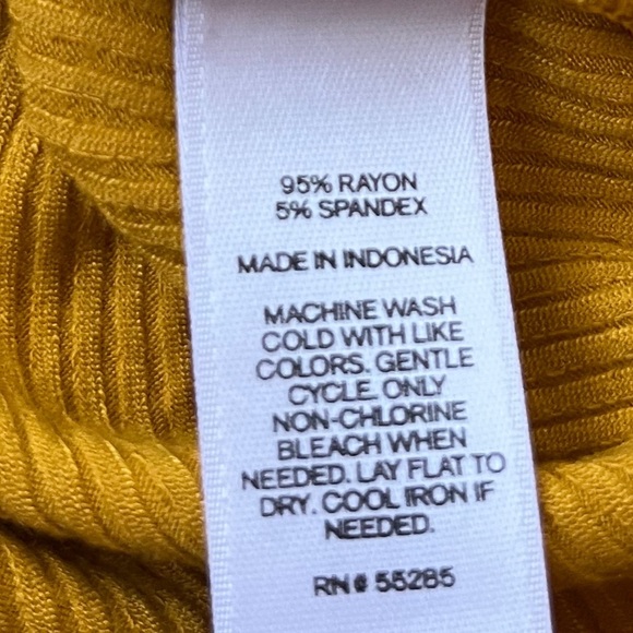 Express Women’s Gold V-Neck Top Size  Small - Picture 4 of 5